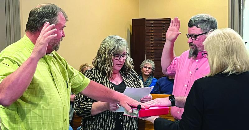 Julie Snyder (center) swears in Bosque County commissioners Ronny Liardon (left) and Terry Townley (center, right) with Bosque County Judge Cindy Vanlandingham (right) assisting. Nathan Diebenow | The Clifton Record